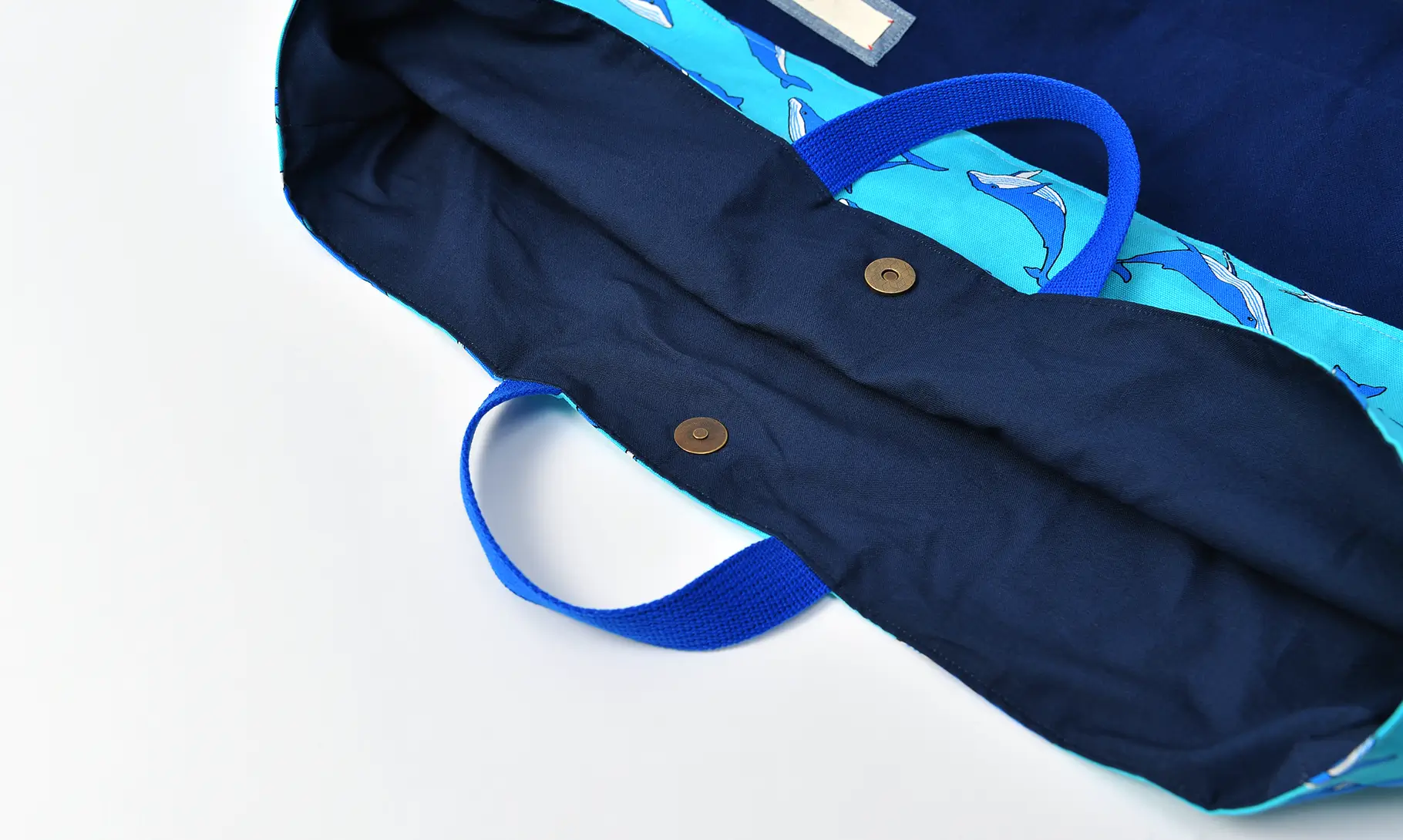 レッスンバッグ（クジラとライトブルー、帆布ダークブルー）裏地ネイビー、閉じアイテムマグネットボタン、持ち手ブルー