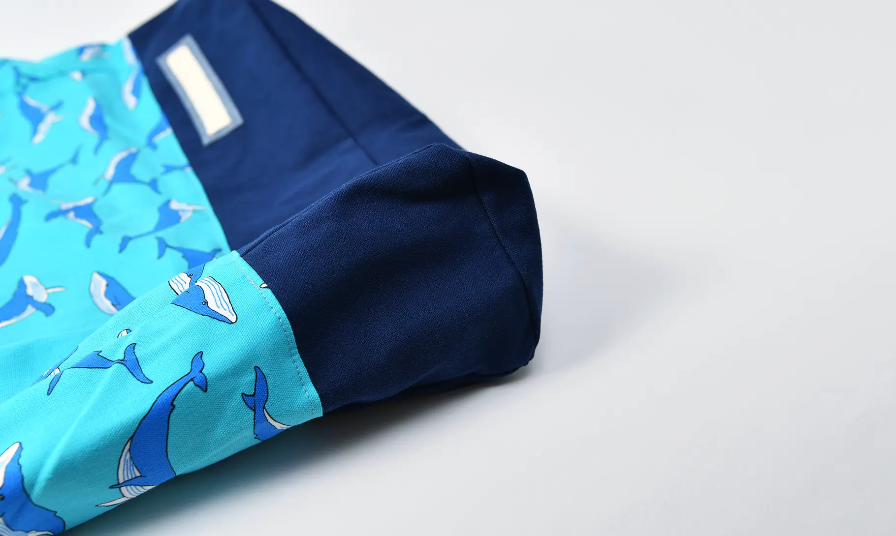 レッスンバッグ（クジラとライトブルー、帆布ダークブルー）マチ全体取り付け部分