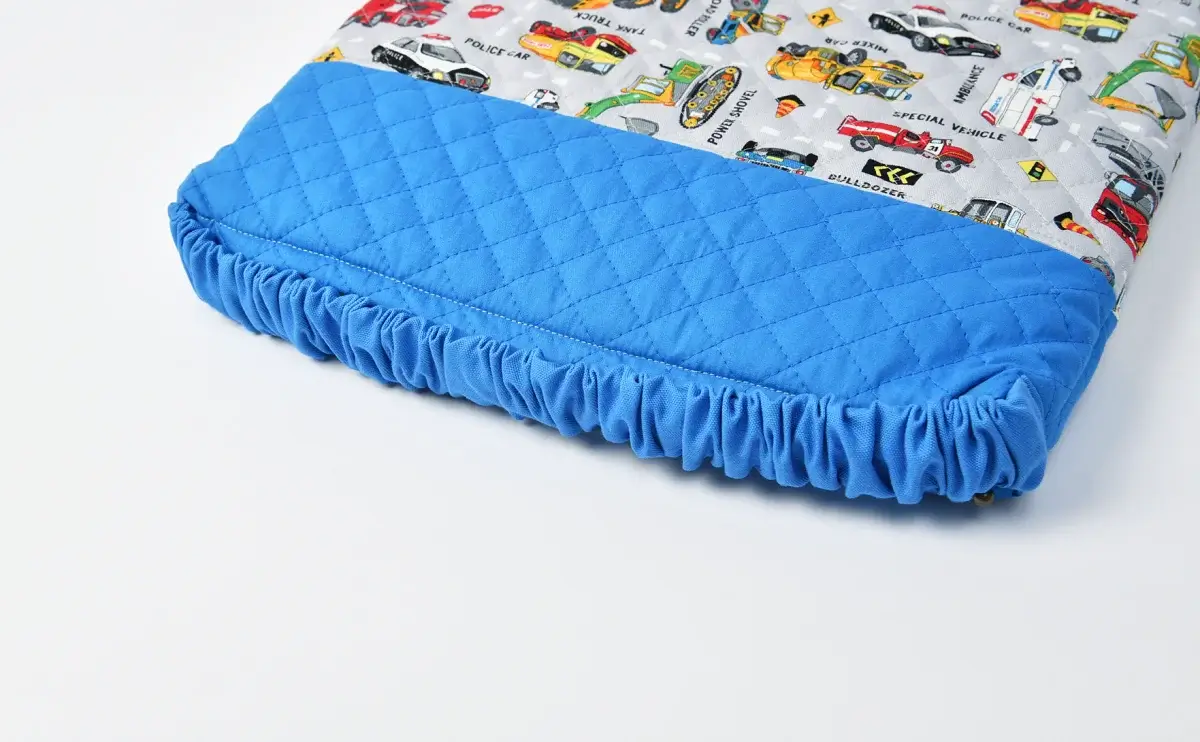 座布団カバー(お持ち込み生地 働く車、無地キルト青、無地青）背面ゴム部分