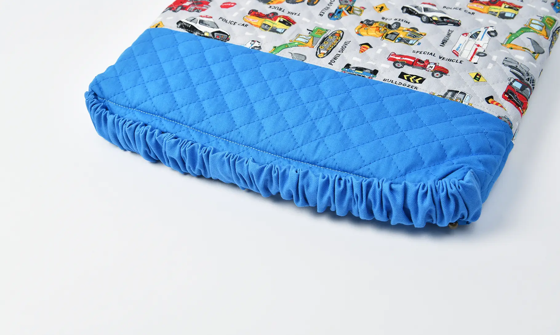 座布団カバー(持ち込み生地 働く車、無地キルト青、無地青）背面ゴム部分