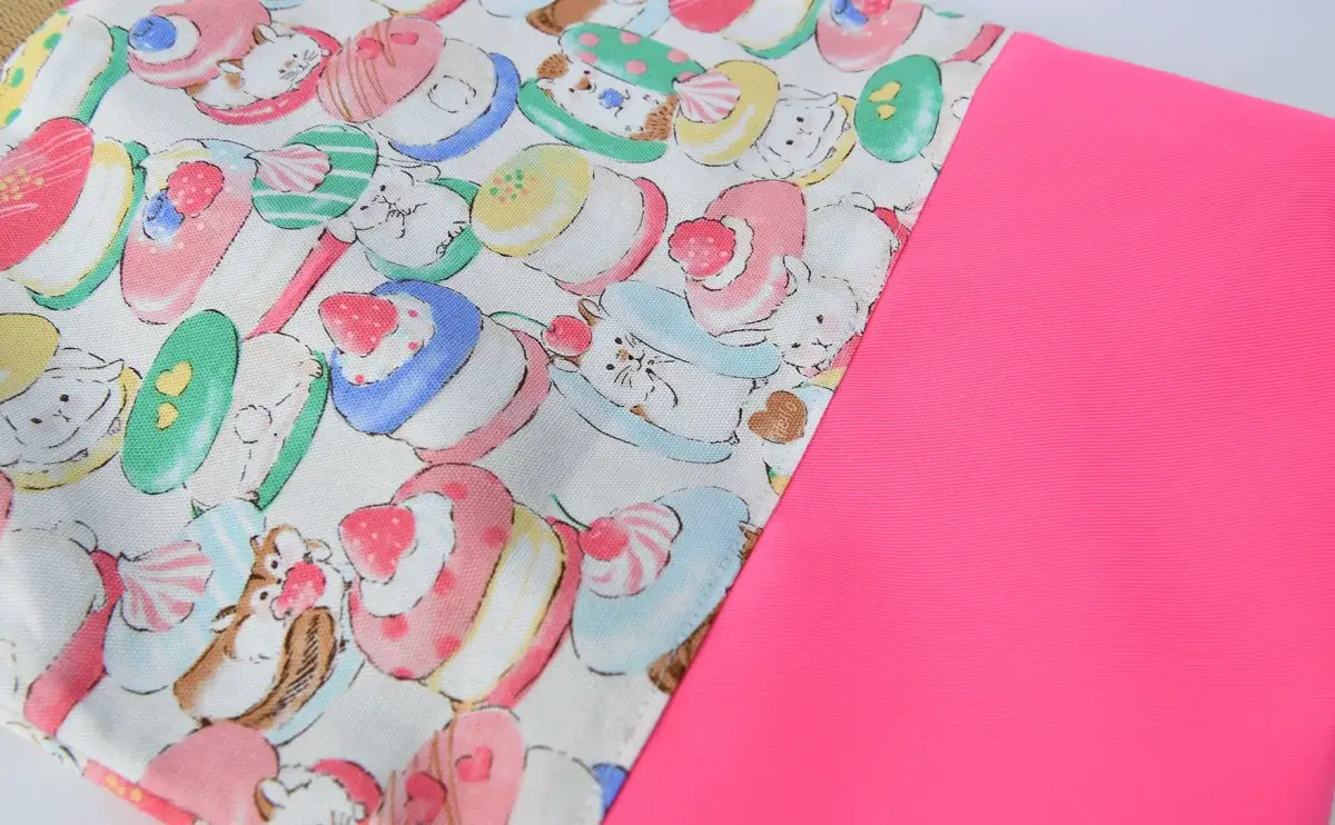 上履き入れ（動物たちとトゥンカロン、無地蛍光ピンク）切り返し部分アップ