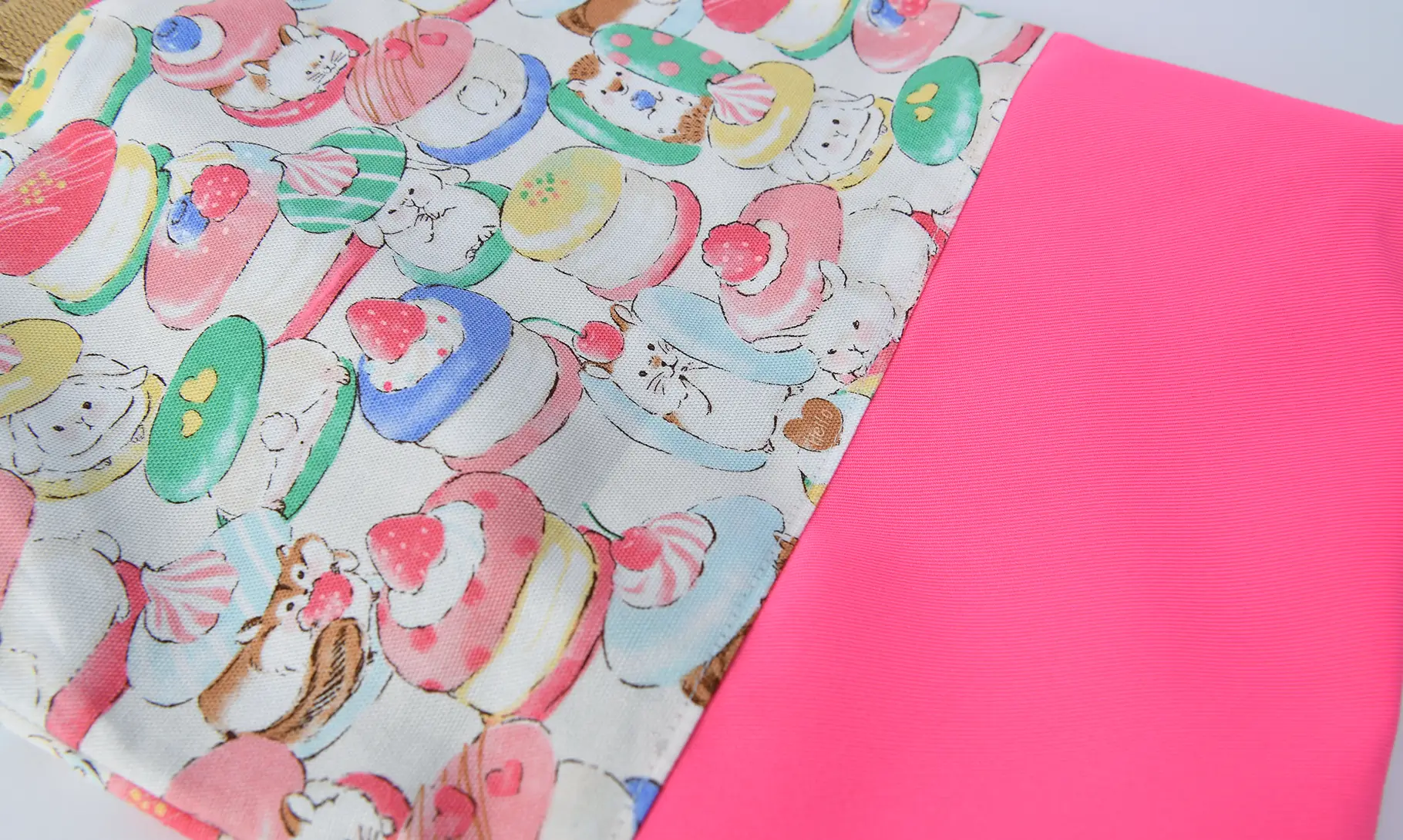 上履き入れ(動物たちとトゥンカロン、無地蛍光ピンク)切り返し部分アップ