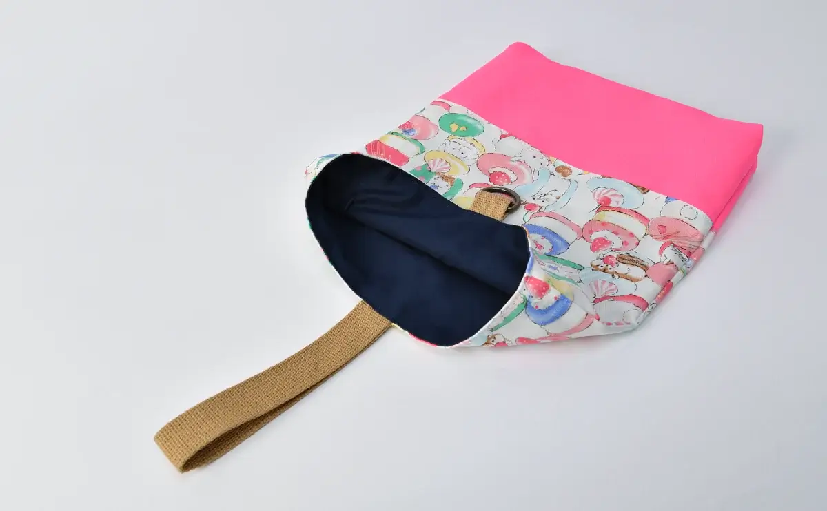 上履き入れ（動物たちとトゥンカロン、無地蛍光ピンク）裏地ネイビー、持ち手ブラウン