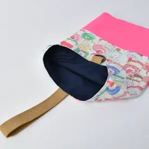 上履き入れ（動物たちとトゥンカロン、無地蛍光ピンク）裏地ネイビー、持ち手ブラウン