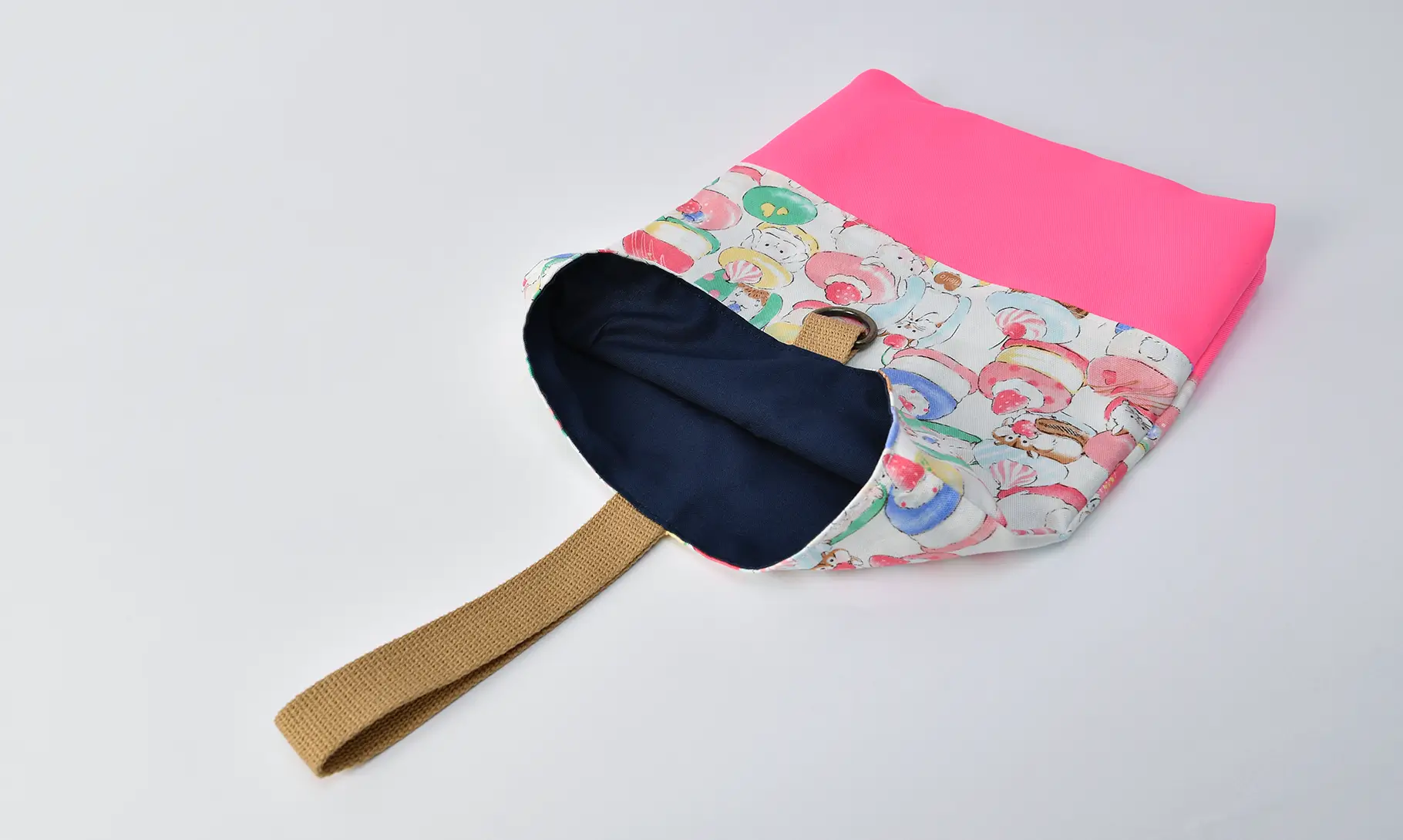 上履き入れ(動物たちとトゥンカロン、無地蛍光ピンク)裏地ネイビー、持ち手ブラウン