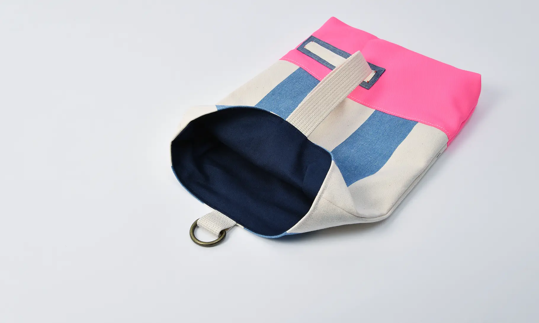 上履き入れ（帆布ラージストライプブルー、無地蛍光ピンク）裏地ネイビー