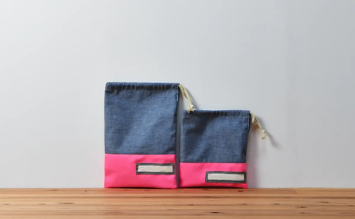 巾着袋とコップ袋（無地ダンガリー、無地蛍光ピンク）