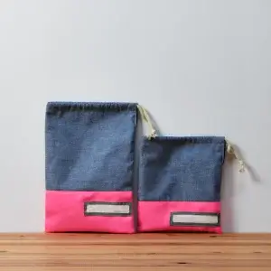 巾着袋とコップ袋（無地ダンガリー、無地蛍光ピンク）