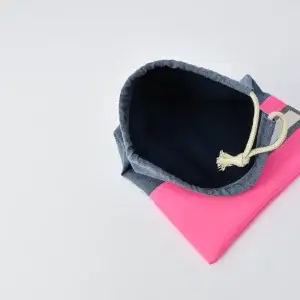 コップ袋（無地ダンガリー、無地蛍光ピンク）裏地ネイビー、ひもの色、きなり