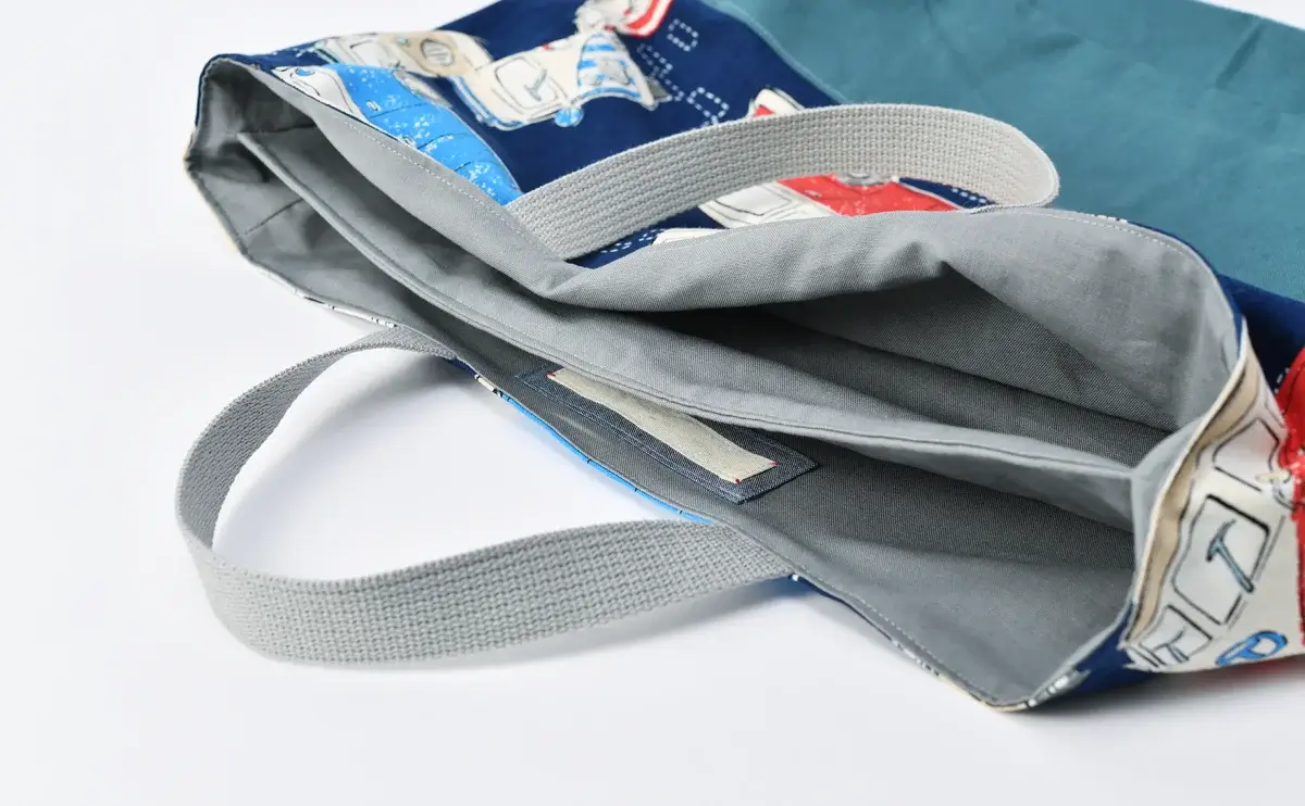 別注品の上履き入れ（レトロバスネイビー、帆布アクアマリン）、内部に仕切り