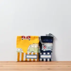 コップ袋（レトロバスイエロー、ストライプイエロー）と、コップ袋（レトロバスネイビー、ストライプダークネイビー）、ひもの色グレー