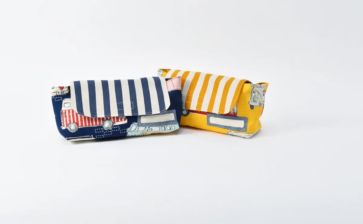 封筒型弁当袋（ストライプダークネイビー 、レトロバスネイビー）と、封筒型弁当袋（ストライプイエロー、レトロバスイエロー）