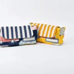 封筒型弁当袋（ストライプダークネイビー 、レトロバスネイビー）と、封筒型弁当袋（ストライプイエロー、レトロバスイエロー）