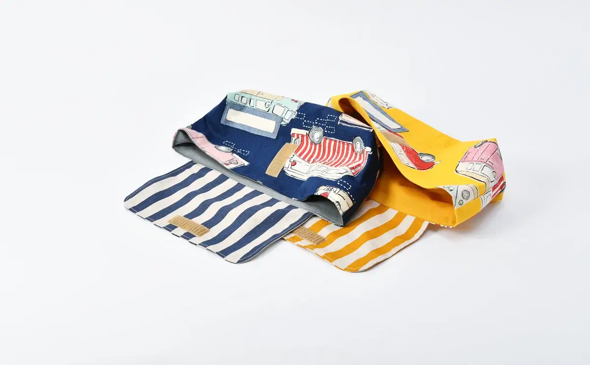 封筒型弁当袋（ストライプダークネイビー 、レトロバスネイビー）と、封筒型弁当袋（ストライプイエロー、レトロバスイエロー）開口部の閉じアイテム、マジックテープ