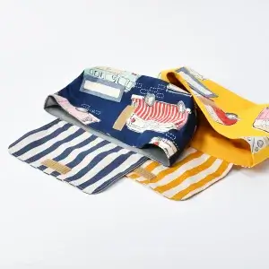 封筒型弁当袋（ストライプダークネイビー 、レトロバスネイビー）と、封筒型弁当袋（ストライプイエロー、レトロバスイエロー）開口部の閉じアイテム、マジックテープ