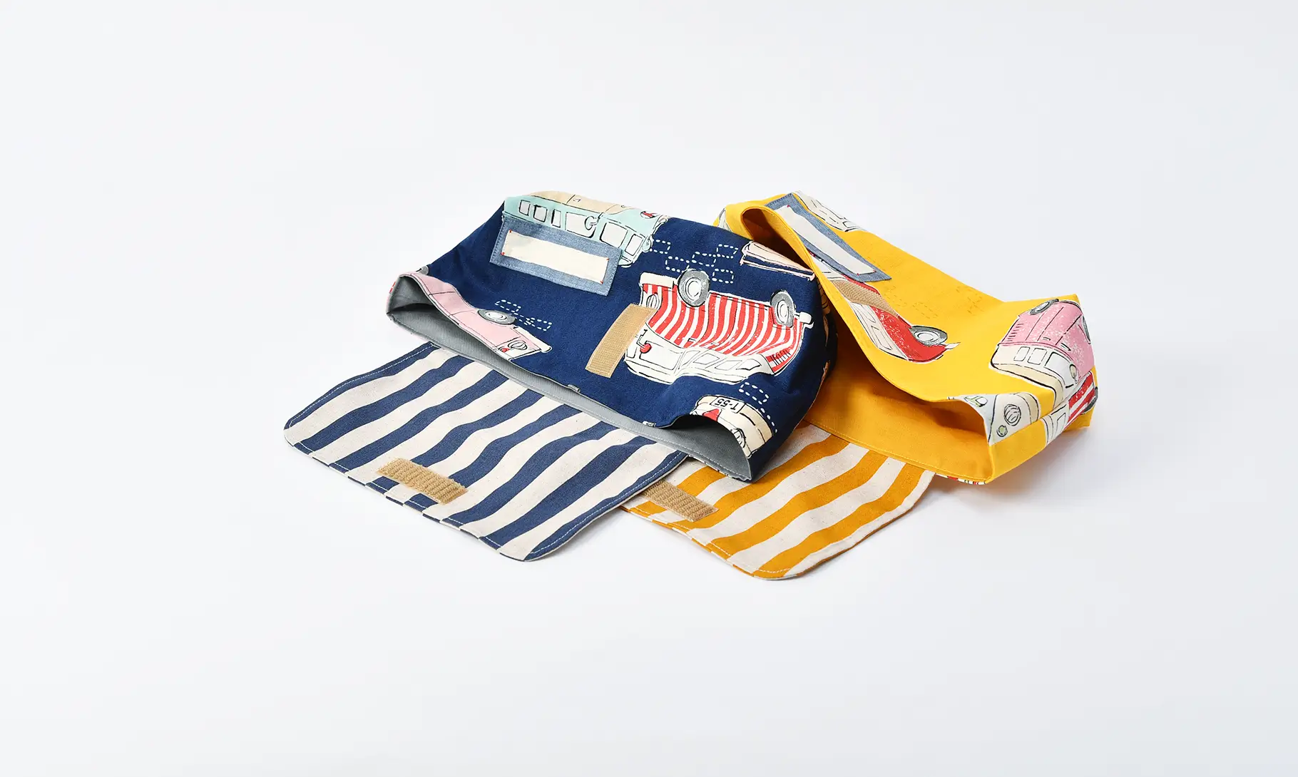 封筒型弁当袋（ストライプダークネイビー 、レトロバスネイビー）と、封筒型弁当袋（ストライプイエロー、レトロバスイエロー）開口部の閉じアイテム、マジックテープ