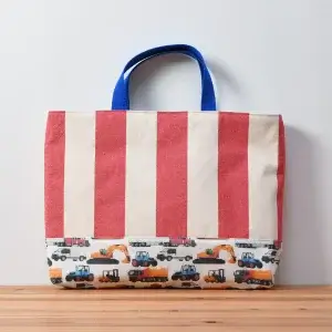 レッスンバッグ（帆布ラージストライプレッド、車柄インザワールド働く車）