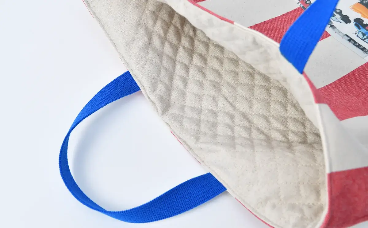 レッスンバッグ（帆布ラージストライプレッド、車柄インザワールド働く車）裏地キルト、持ち手の色ブルー