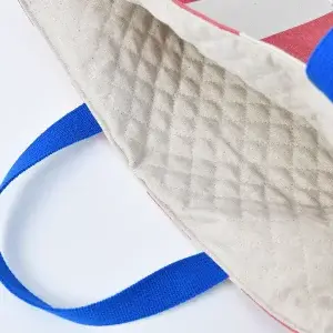 レッスンバッグ（帆布ラージストライプレッド、車柄インザワールド働く車）裏地キルト、持ち手の色ブルー