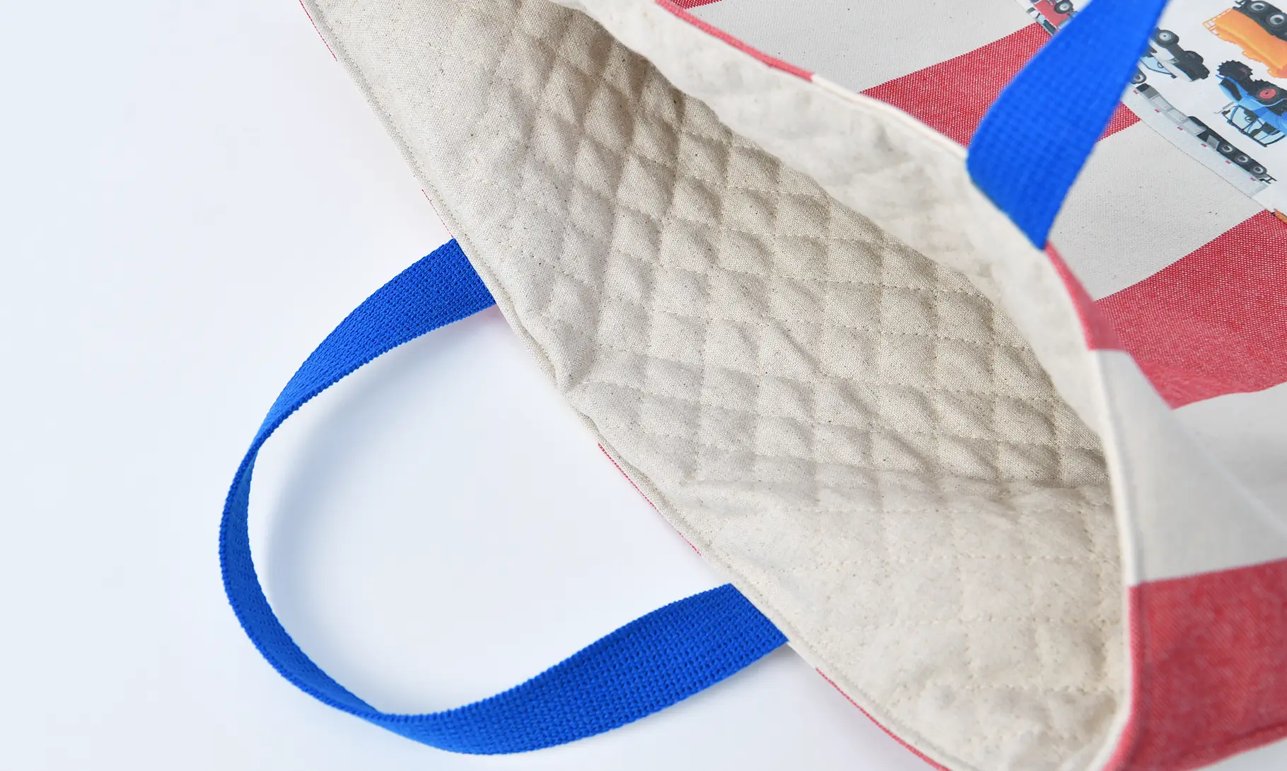 レッスンバッグ（帆布ラージストライプレッド、車柄インザワールド働く車）裏地キルト、持ち手の色ブルー