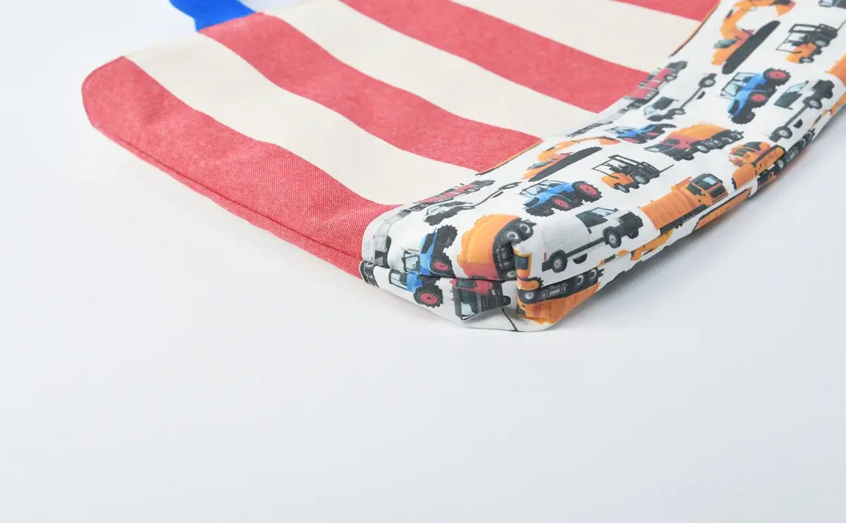 レッスンバッグ（帆布ラージストライプレッド、車柄インザワールド働く車）マチ底部のみ取り付け