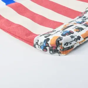 レッスンバッグ（帆布ラージストライプレッド、車柄インザワールド働く車）マチ底部のみ取り付け