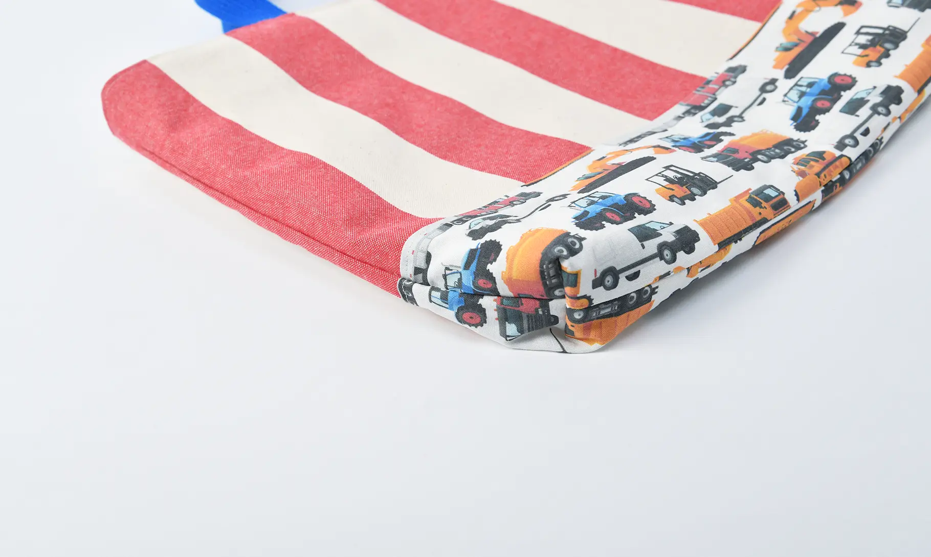 レッスンバッグ（帆布ラージストライプレッド、車柄インザワールド働く車）マチ底部のみ取り付け