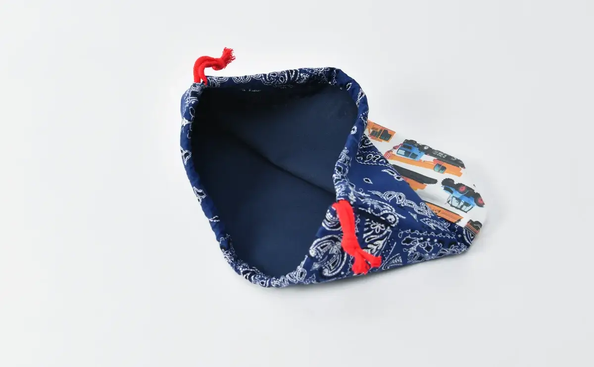 弁当袋（バンダナブルー、車柄インザワールド働く車）裏地ネイビー、ひもの色レッド