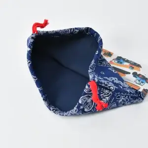 弁当袋（バンダナブルー、車柄インザワールド働く車）裏地ネイビー、ひもの色レッド