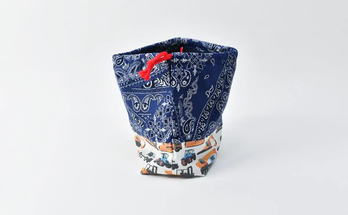 弁当袋（バンダナブルー、車柄インザワールド働く車）裏地ネイビー、ひもの色レッド、横から