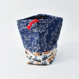 弁当袋（バンダナブルー、車柄インザワールド働く車）裏地ネイビー、ひもの色レッド、横から