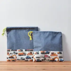 巾着袋（無地ダンガリー、車柄インザワールド働く車）ひもの色グリーンと、コップ袋（無地ダンガリー、車柄インザワールド働く車）ひもの色イエロー