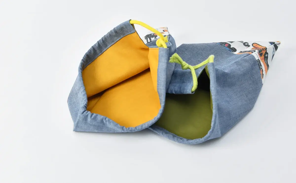 巾着袋、裏地グリーンと、コップ袋、裏地マスタード