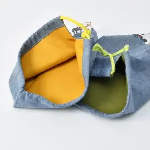 巾着袋、裏地グリーンと、コップ袋、裏地マスタード