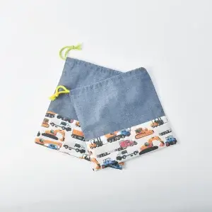 巾着袋（無地ダンガリー、車柄インザワールド働く車）ひもの色グリーンと、コップ袋（無地ダンガリー、車柄インザワールド働く車）ひもの色イエロー、全体