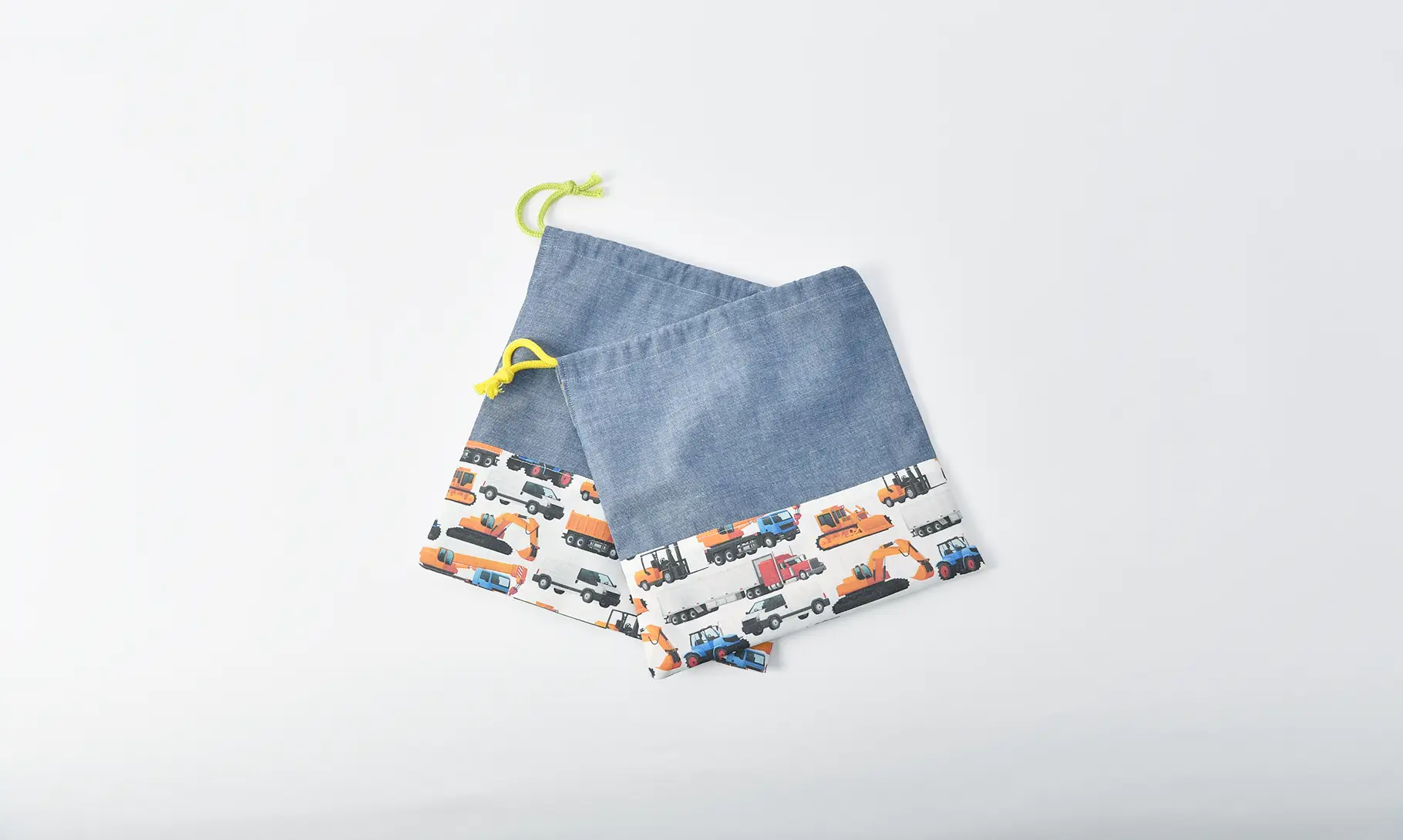 巾着袋(無地ダンガリー、車柄インザワールド働く車)ひもの色グリーンと、コップ袋(無地ダンガリー、車柄インザワールド働く車)ひもの色イエロー、全体