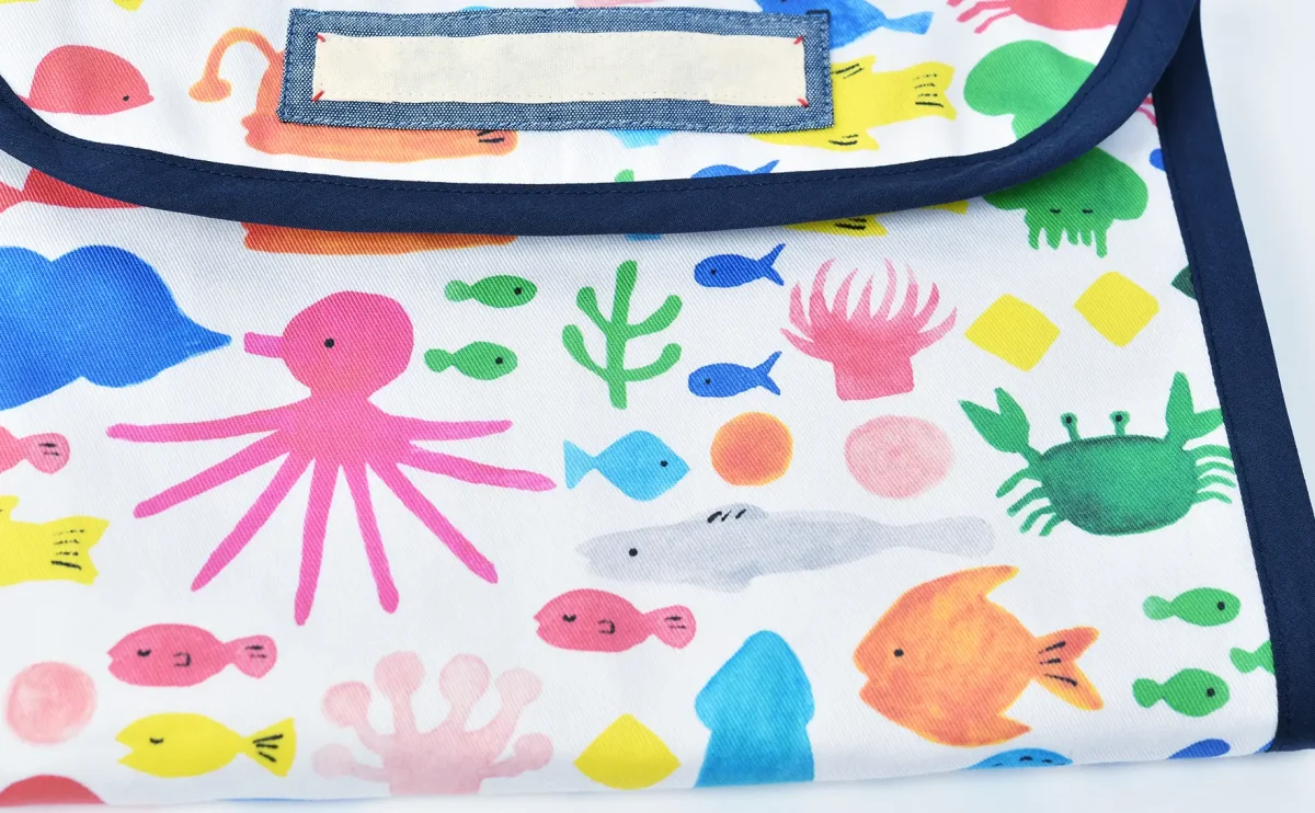 連絡袋2ツ折ポシェットカスタム品(お持ち込み生地 海の生き物 ツイル)バイアステープ縁取り有り、ネームタグ取り付け