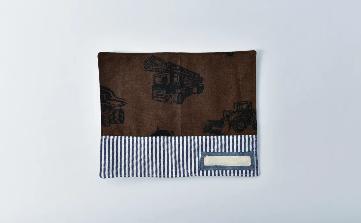 ランチョンマット(働く乗り物とダークブラウン、ヘアラインストライプ)