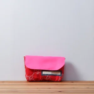 封筒型弁当袋（無地蛍光ピンク、刺繍のりんごとレッド）