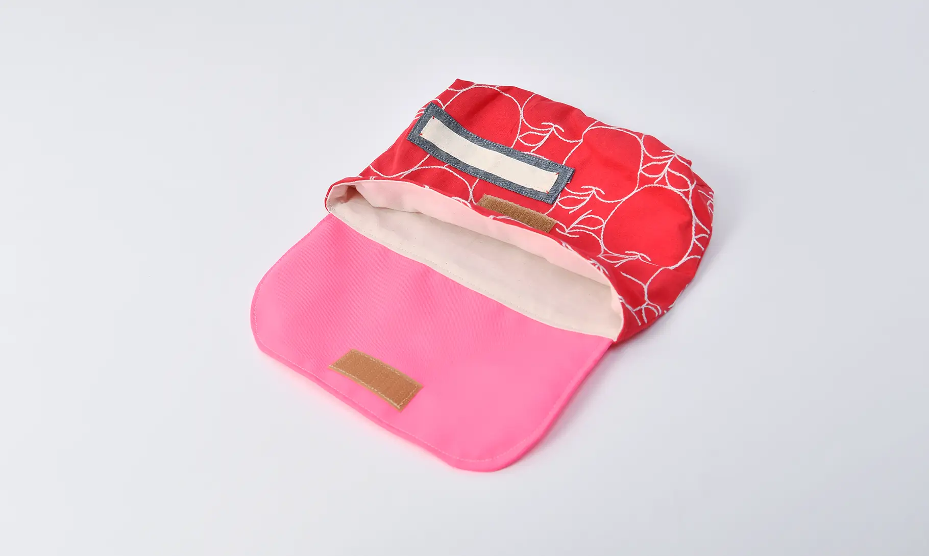 封筒型弁当袋(無地蛍光ピンク、刺繍のりんごとレッド)裏地きなり